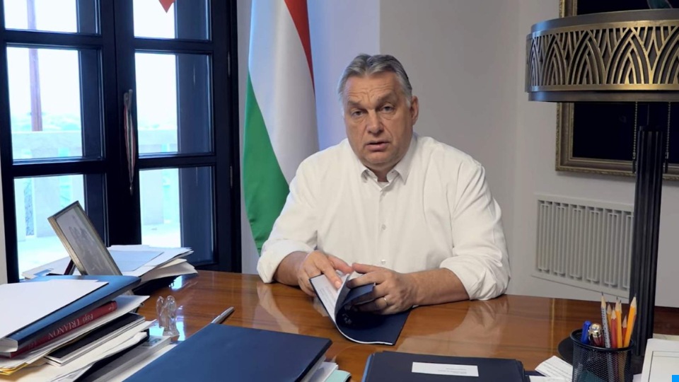 Egy olyan dokumentumot emleget Menczer Tamás ami állítólag Orbán Viktor asztalán van még most is