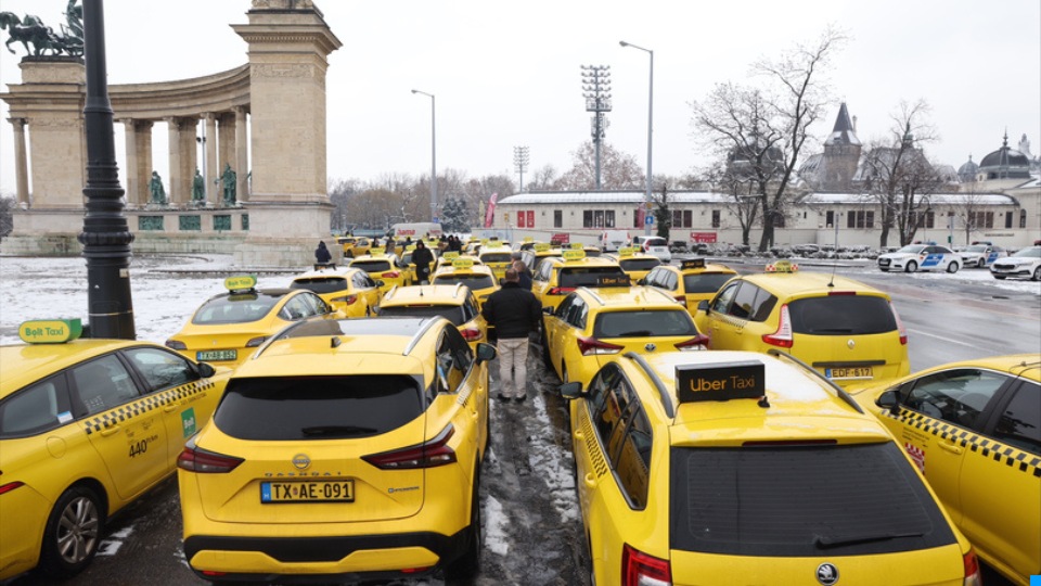 Megmozdulás - Több száz taxis gyűlt össze, itt vannak a követelések